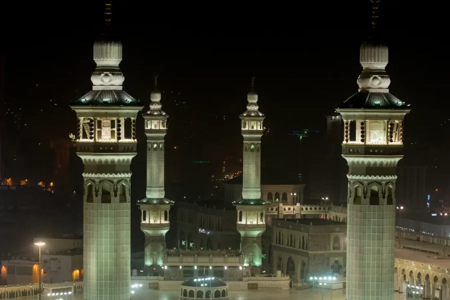 Mescidi Nebevi minareleri gece görünüm